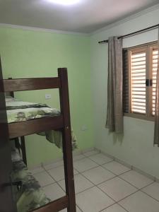 圣罗克迪米纳斯Casa Vista da Serra的一间卧室配有双层床和窗户。