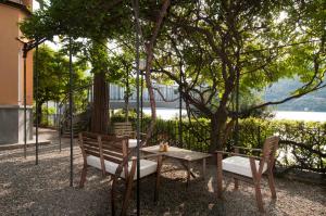 卡拉泰乌廖尼娜雷莱斯别墅精品住宿加早餐旅馆的桌子和两把椅子坐在树下