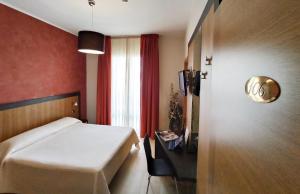库特罗菲安诺Hotel Naitendì的酒店客房设有床和窗户。