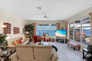珊瑚角Villa Bel Air的带沙发和电视的客厅