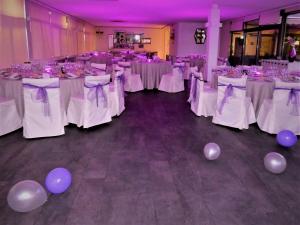 赫塔费洛斯奥利沃斯酒店的宴会厅配有白色桌子和紫色气球