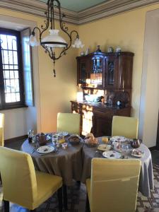 圣费德勒·因特尔维Villa il Maiale Bianco B&B的一间带桌子和黄色椅子的用餐室