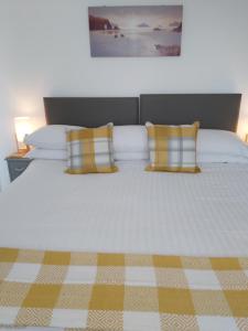 纽基Trevarrian Lodge的一张带两个枕头的大白色床