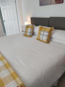 纽基Trevarrian Lodge的一张带两个枕头的大白色床