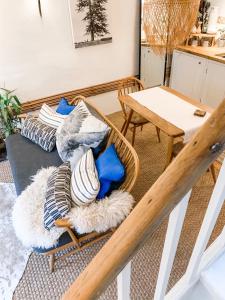 贝德格勒特Snowdonia Stone Cottage的带沙发和桌子的客厅