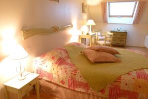 拉法特盛赛尔费姆马尔帕鲁酒店的一间卧室设有床、两张桌子和一扇窗户