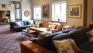 斯塔德兰Knoll House的带沙发和桌子的客厅以及窗户。