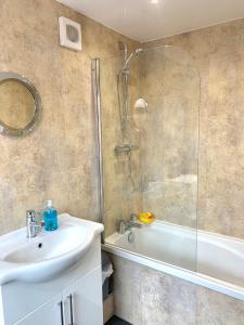 MonkwearmouthMilburn Cottage 2- Luxury Accommodation的带淋浴、盥洗盆和浴缸的浴室