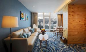 西姆拉Welcomhotel by ITC Hotels, Shimla的客厅配有沙发和桌子