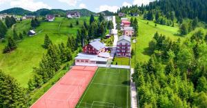 丰达塔Resort EuroPark Fundata的享有带网球场的房屋的空中景致