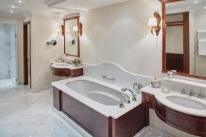 菲耶索莱Villa San Michele, A Belmond Hotel, Florence的一间带大浴缸和水槽的浴室