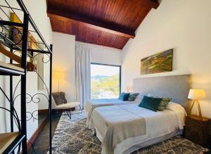 弗格萨casa das ameias的一间卧室设有两张床和窗户。