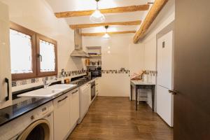 特鲁埃尔LAGAR DEL PALOMAR的厨房配有白色橱柜和水槽