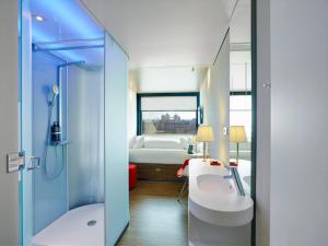 伦敦伦敦塔世民酒店的带淋浴、盥洗盆和卫生间的浴室