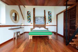 克雷西拉沙佩勒Parrot World - Les Lodges的一间卧室配有一张床和一张书桌