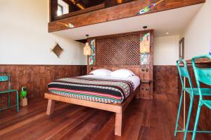 克雷西拉沙佩勒Parrot World - Les Lodges的木质墙壁和木地板客房的一张床位
