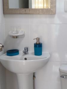 利马Hospedaje de Lidia的白色的浴室设有水槽和镜子