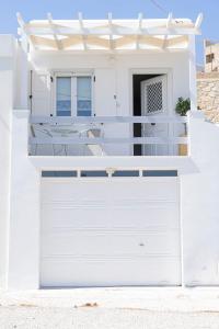 瓦里Ostraco Syros的白色的房子,有白色的车库门