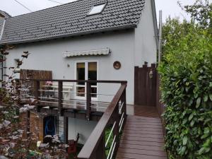 古梅尔斯巴赫Maisonette Pablo的白色的小房子,设有木甲板