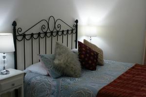 隆达若拉莫利诺德尔蓬特隆达酒店的一间卧室配有带枕头的床