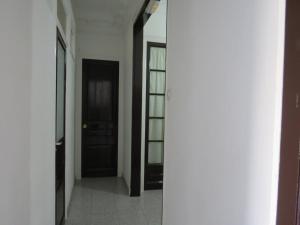 巴塞罗那卡萨布兰卡旅舍的走廊上设有黑色的门和窗户
