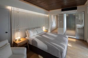 圣帕拉斯凯维中庭酒店的卧室配有床、椅子和窗户。
