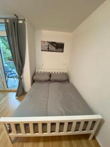 哥廷根1 Zimmer City Appartement mit Balkon的窗户客房内的一张大床