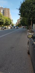 维戈Piso en Vigo 150m2 Hasta 7 huéspedes的停在街道边的汽车