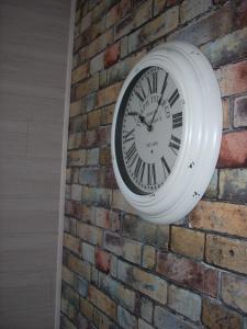 南特城堡酒店的挂在砖墙上的钟