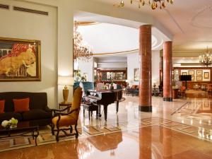 马德里马德里洲际酒店的大堂设有钢琴和客厅。
