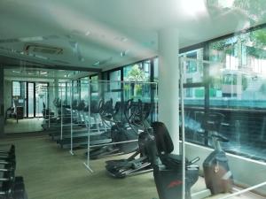 乔木提恩海滩Acqua Jomtien的健身房,带有一排跑步机和椭圆机