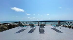 圣徒皮特海滩自由全季公寓式度假酒店的一组椅子坐在俯瞰大海的阳台