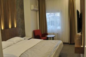 开塞利ADMİRAL的酒店客房设有床和窗户。