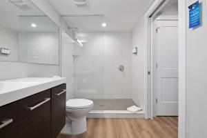 诺科米斯Escape Casey Key的白色的浴室设有卫生间和淋浴。