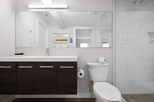 诺科米斯Escape Casey Key的一间带卫生间、水槽和镜子的浴室