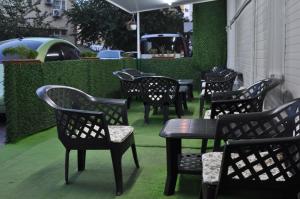 开塞利ADMİRAL的庭院里一组黑椅子和桌子