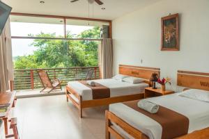 马尔多纳多港瓦赛普尔托玛尔多纳多生态旅馆的一间带两张床的卧室和一个阳台