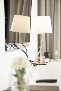 梅尔皮姆罗勇盛泰乐萨帕雅度假村的两盏灯坐在镜子前的桌子上