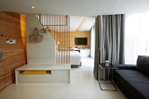 梅尔皮姆罗勇盛泰乐萨帕雅度假村的客厅配有沙发和1张床