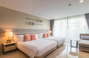 奥南海滩Centara Ao Nang Beach Resort & Spa Krabi - SHA Plus的酒店客房,设有两张床和一张沙发