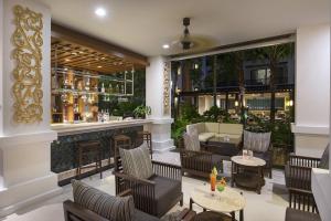 奥南海滩Centara Anda Dhevi Resort and Spa - SHA Plus的餐厅设有酒吧,配有桌椅