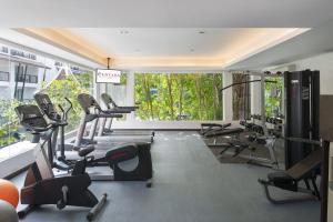 奥南海滩Centara Anda Dhevi Resort and Spa - SHA Plus的大楼内带跑步机和有氧器材的健身房