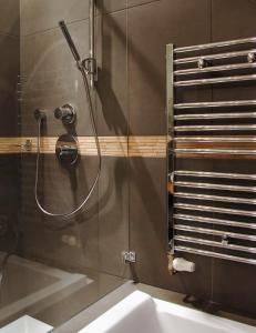 沙布利Au Vieux Moulin的带淋浴的浴室,带玻璃门