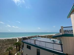 圣徒皮特海滩自由全季公寓式度假酒店的从大楼的阳台上可欣赏到海滩景色