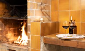 阿尔库迪亚Es Fasser的两杯酒坐在壁炉旁的柜台上