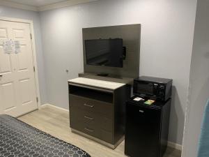 旧金山米拉其套房汽车旅馆的客房设有床、电视和书桌。