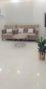 阿尔卡吉Iwaa Alkharj Apartments的客厅配有沙发和桌子
