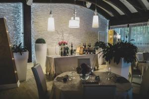 维勒塔巴雷亚奥尔米酒店的一间设有桌子和一些盆栽植物的用餐室
