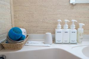 东京Tabist Hotel Mercury Asakusabashi的浴室柜台配有肥皂和水槽。