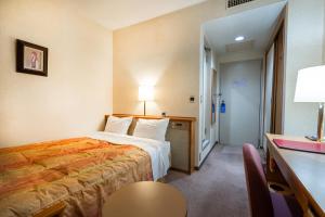 东京Tabist Hotel Mercury Asakusabashi的配有一张床和一张书桌的酒店客房